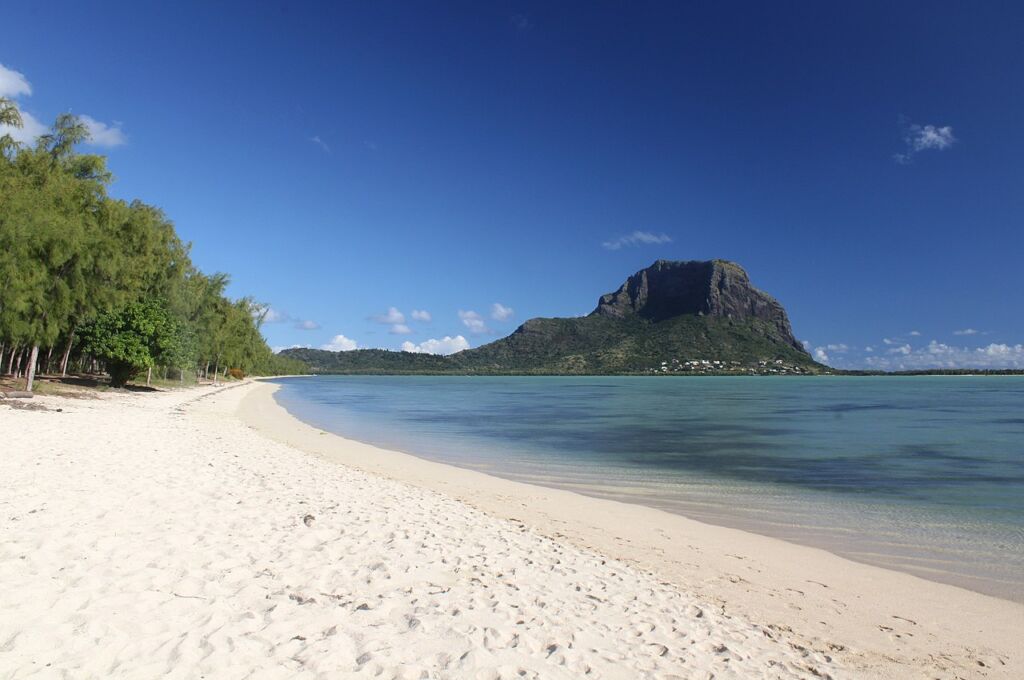 Photo showing the white sand of the stunning beach of Le Morne Brabant