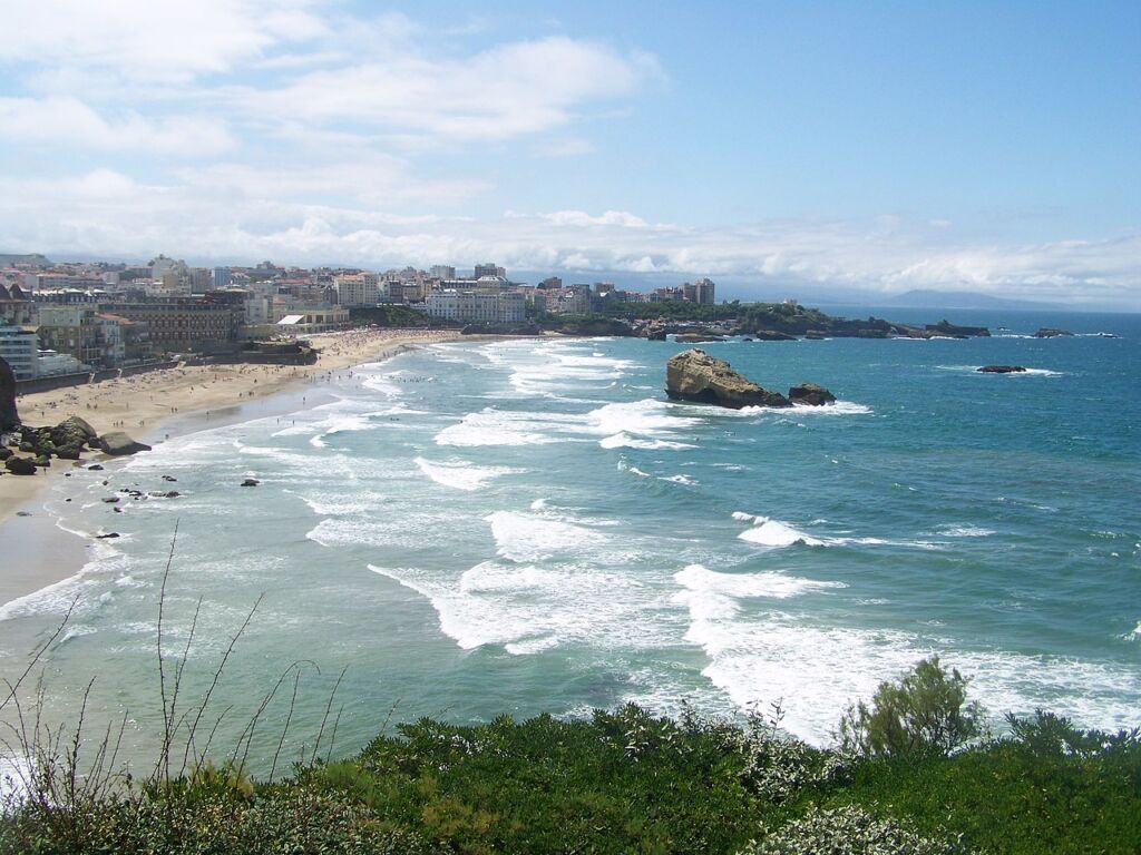 Photo showing a landscape of the city of Biarritz and the Atlantic Ocean