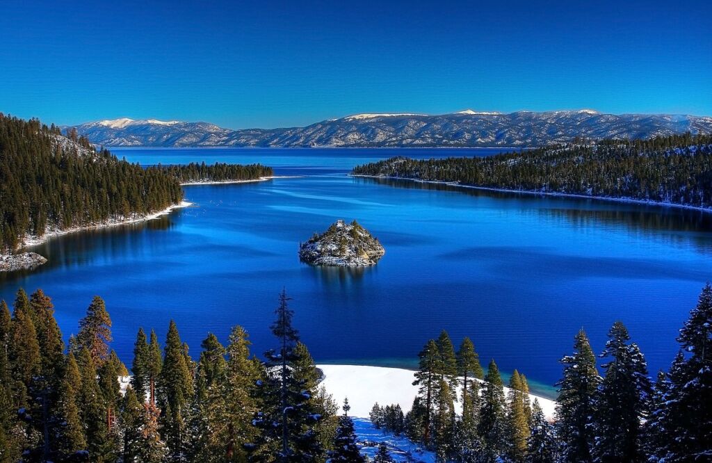 Photo showing Emerald Bay in Lake Tahoe, one of 8 US lakes great for boating