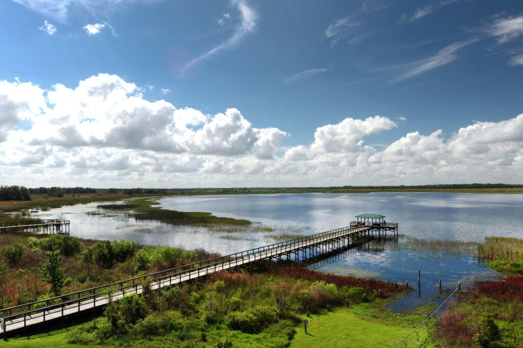Photo showing the dock close to Twin Oaks Conservatory at Lake Kissimmee, one of the US lakes great for boating